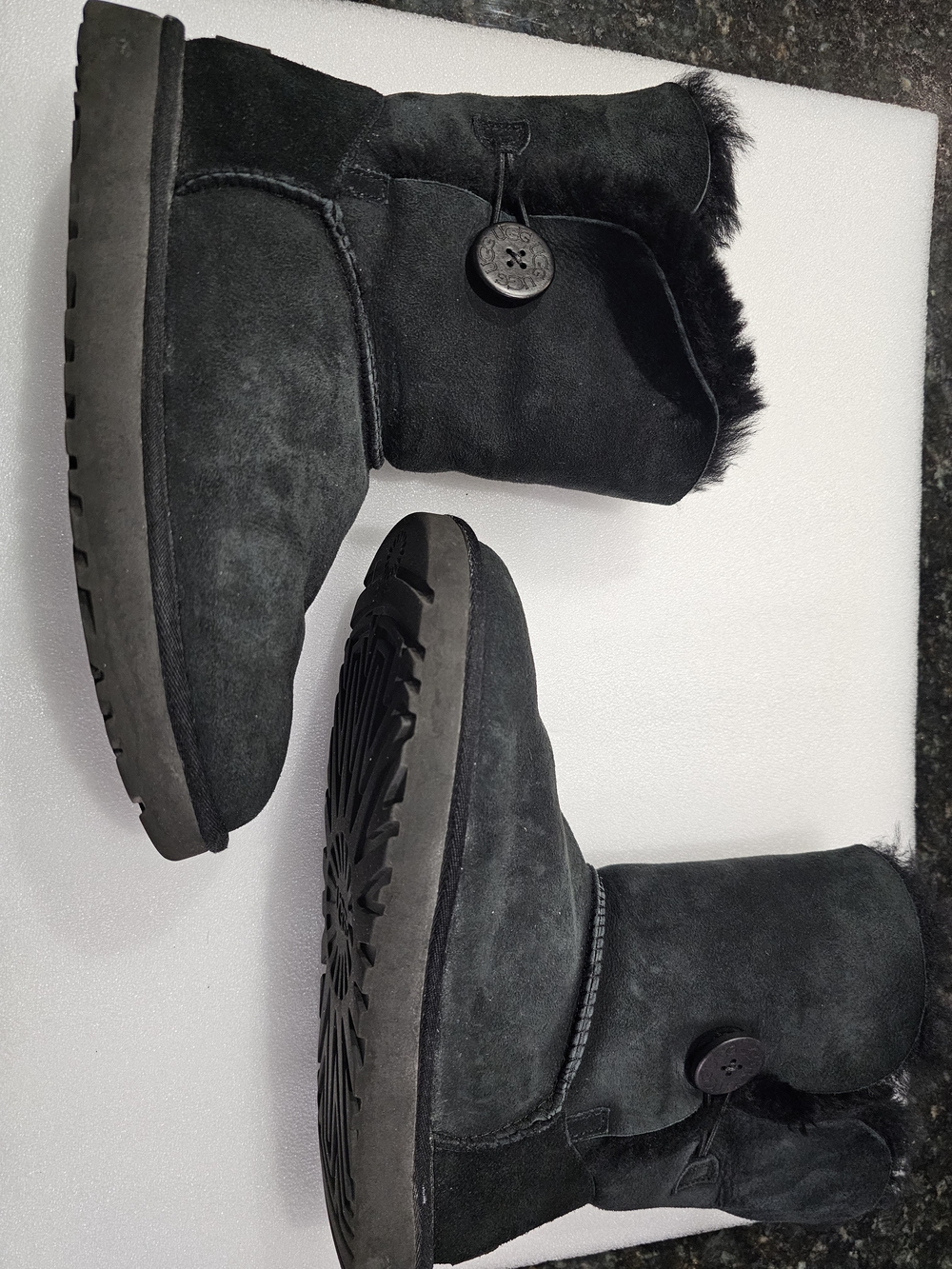 UGG Bailey Button II In BLACK